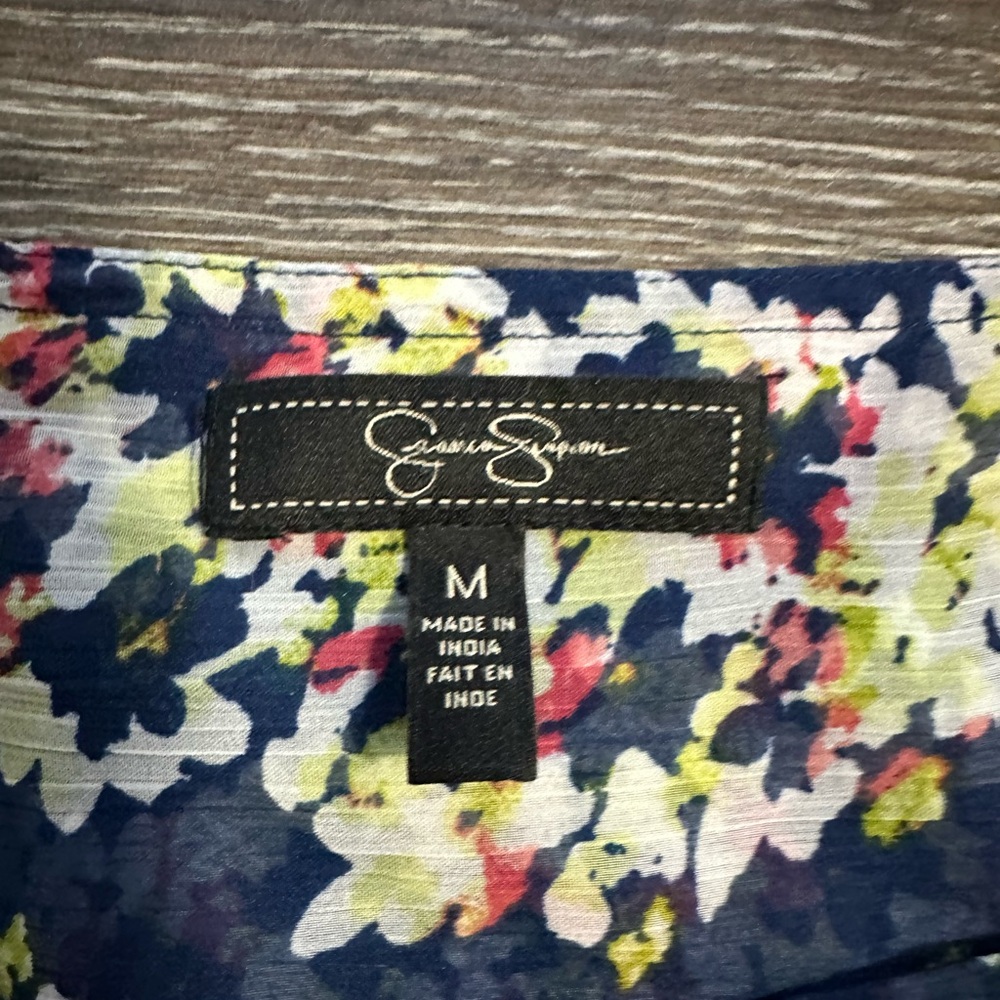 Jessica Simpson floral top/woman’s M/ square very flattering neck line/flowy - Picture 10 of 10